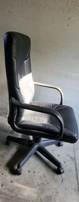Cadeira de Escritório / Diretor Giratória com Rodas