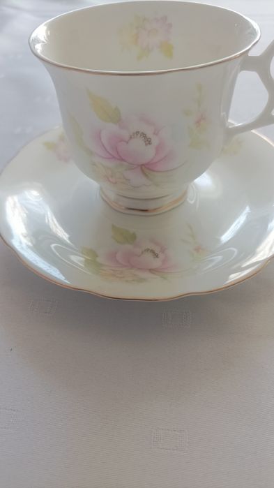 Piękna filiżanka z talerzykiem , porcelana bone china