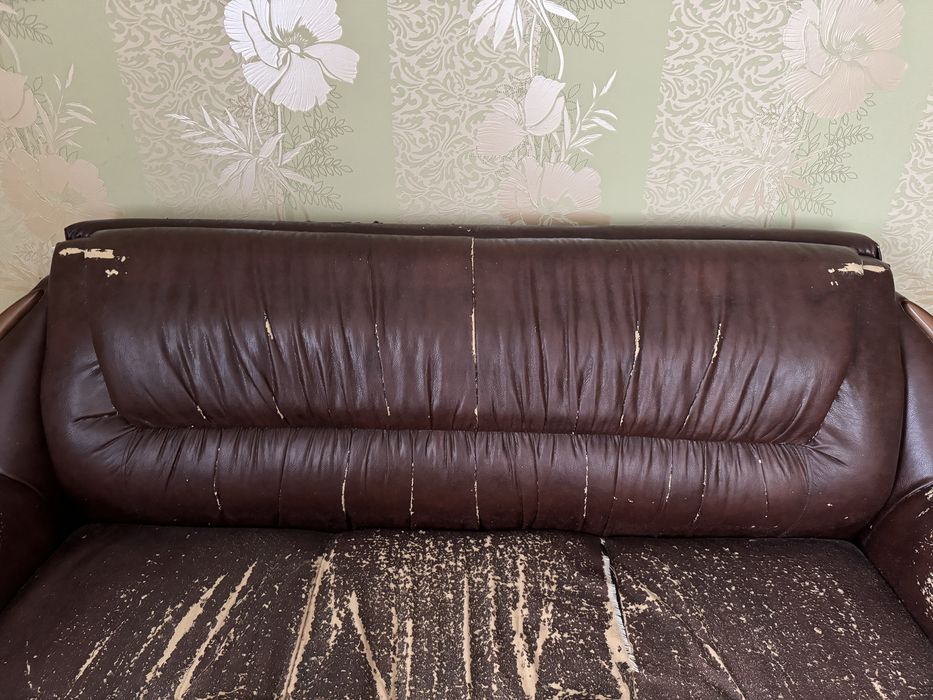 Диван прямий з кожзаму