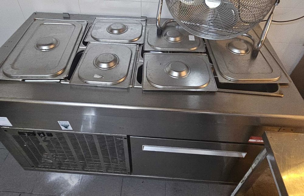 Saladetes Mesa de preparação industrial de pizza e saladas refrigerada 1.5M
