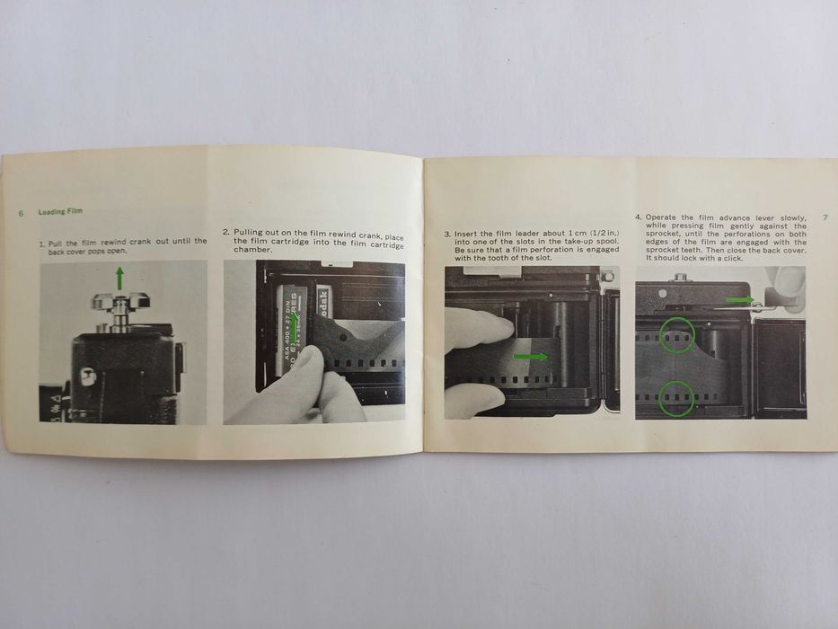 Máquina fotográfica Minolta HI-Matic 5, com manual de instruções
