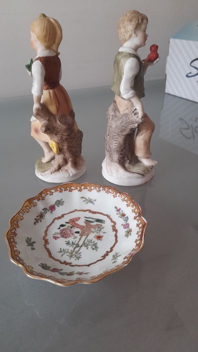 Um par de figuras no campo e prato