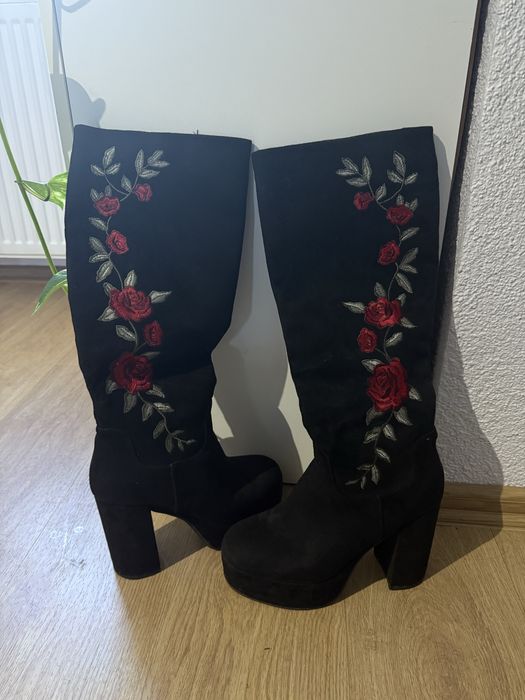zamszowe czarne kozaki z rózami