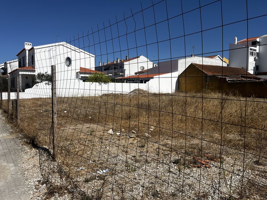 Terreno Urbano com 412 m2 para construção de moradia em Almeirim