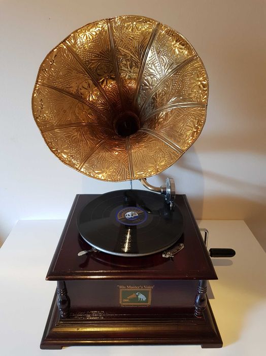 Gramofon drewniany z mosiężną trąbą.