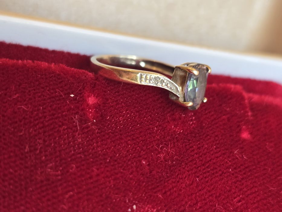 Złoty pierścionek mistyk topaz I diamenciki