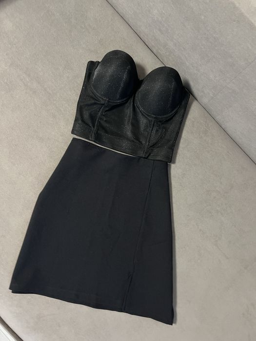 Чорна міні спідниця з розрізом