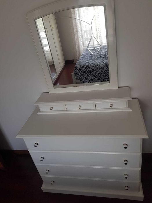 Cómoda com espelho