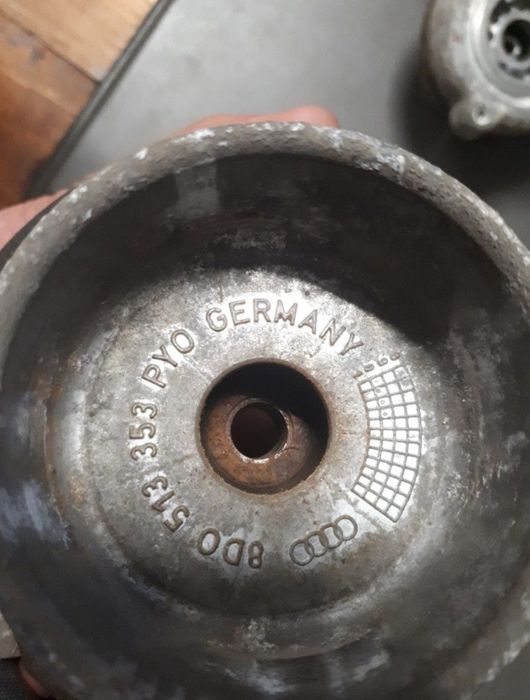 Audi a4 b5 lift mocowanie amortyzatora górne tył 99-01r 8D0513353