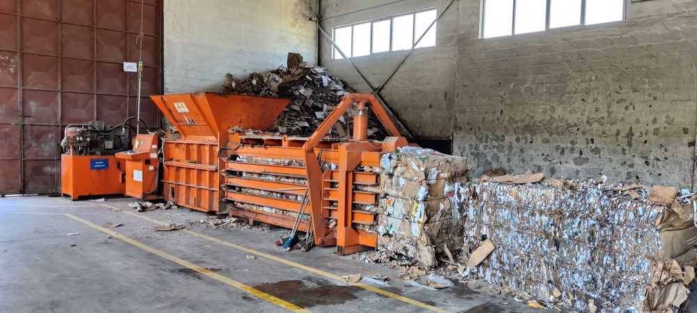 Prensa enfardadeira horizontal para resíduos papel e cartão