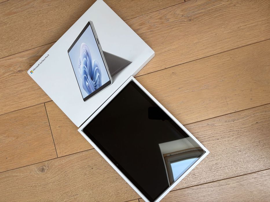Surface Pro 9 wraz z klawiaturą oraz rysikiem platynowy laptop 2w1