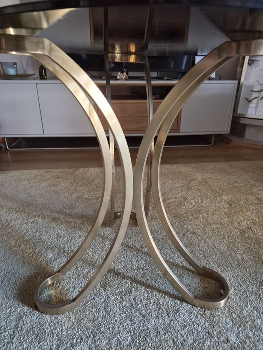 Mesa de vidro preta e dourada