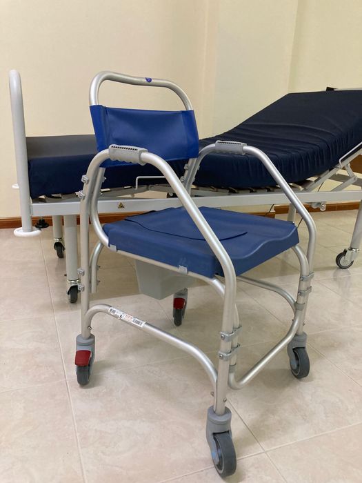 Cadeira de Banho e Sanitária com Rodas