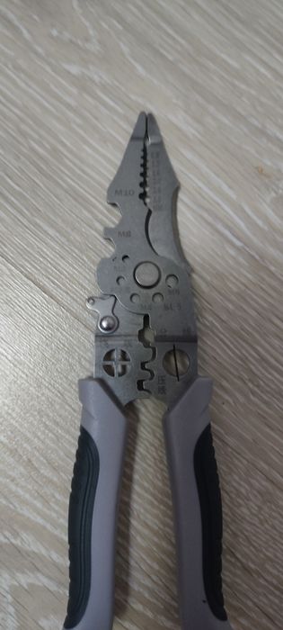 Універсальні плоскогубці для електрика