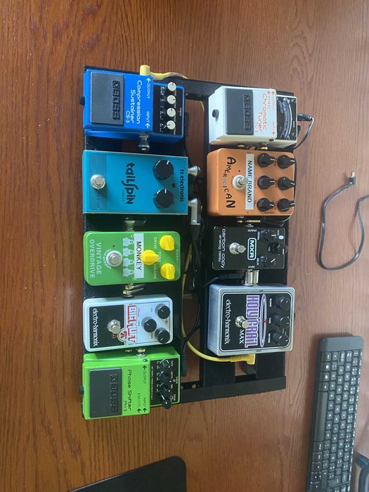Pedalboard com variados pedais de guitarra