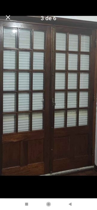 Janela de madeira com aro