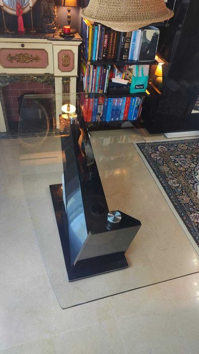 Mesa de jantar em vidro com base escultural moderna