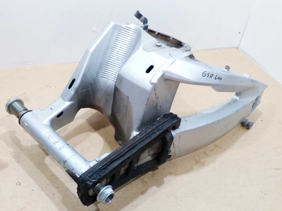 Suzuki GSR 600 wahacz