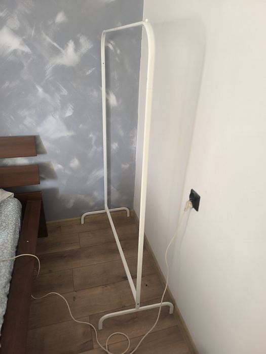 Biały wieszak na ubrania IKEA MULIG