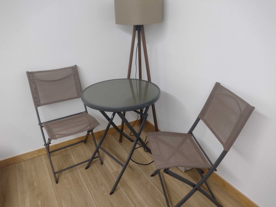 Mesa com cadeiras de lazer