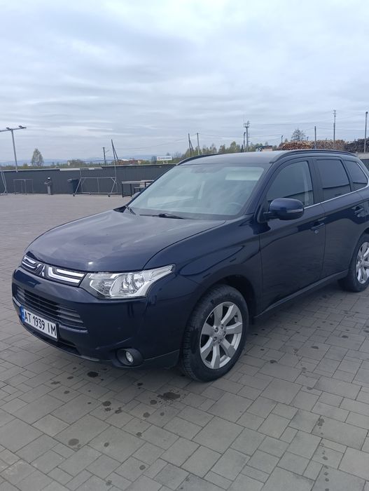 Машина Mitsubishi Outlander