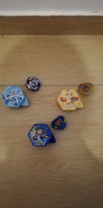 3 conjuntos de beyblade