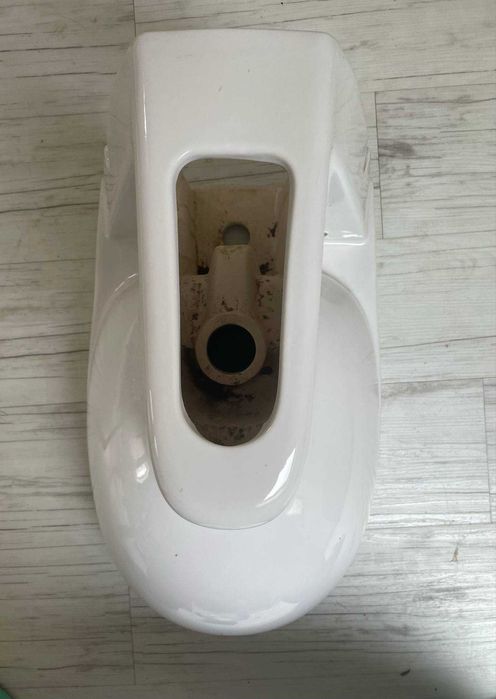 Bidet razem z stelażem