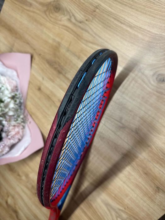 Yonex VCORE 95 Tango Red – rakieta tenisowa L2