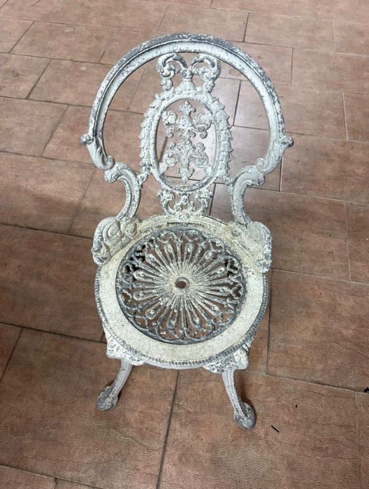 Mesa e cadeiras de jardim em ferro