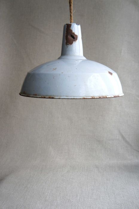 stara lampa metalowa rustykalna, wisząca