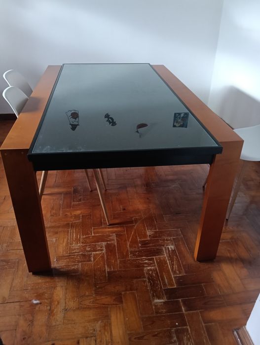 Vendo mesa de jantar sem cadeiras