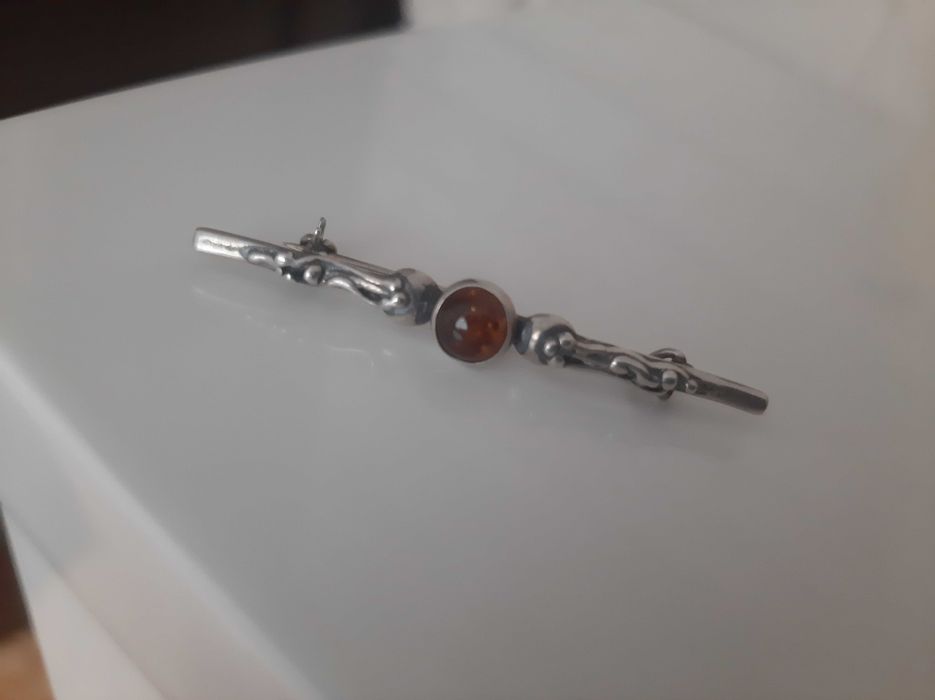 Stara srebrna broszka z bursztynem