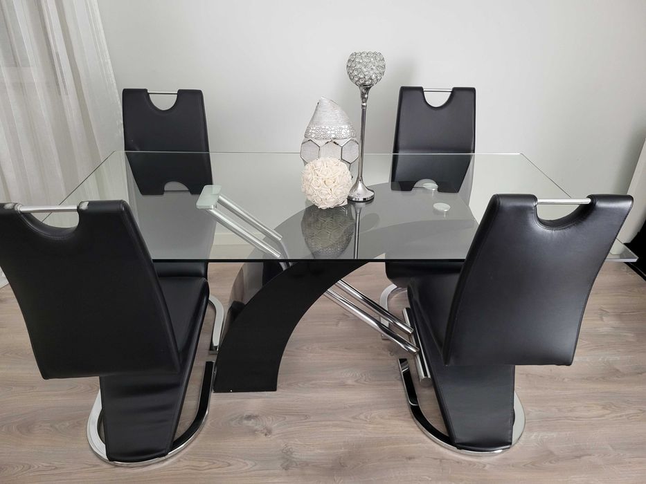 Mesa de sala com cadeiras