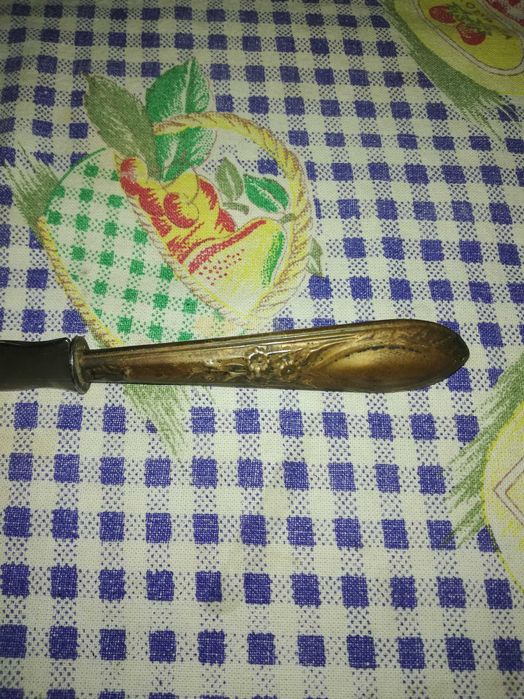 Faca antiga com cabo decorado