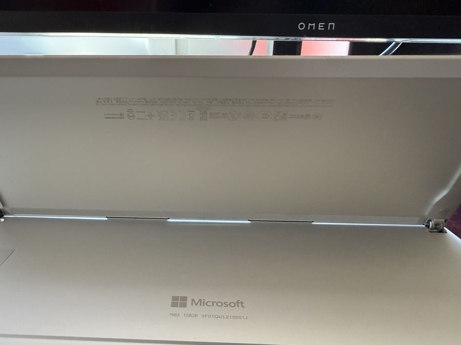 Microsoft Surface Pro 8 + oryginalna klawiatura – uszkodzony ekran
