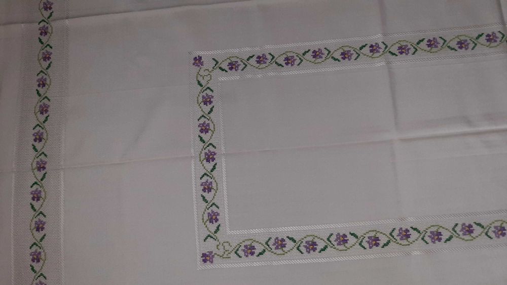 Toalha de mesa bordada à mão em ponto cruz