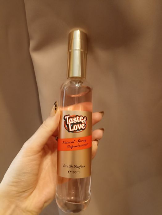 Perfumy kwiatowo owocowe w kształcie butelki wina