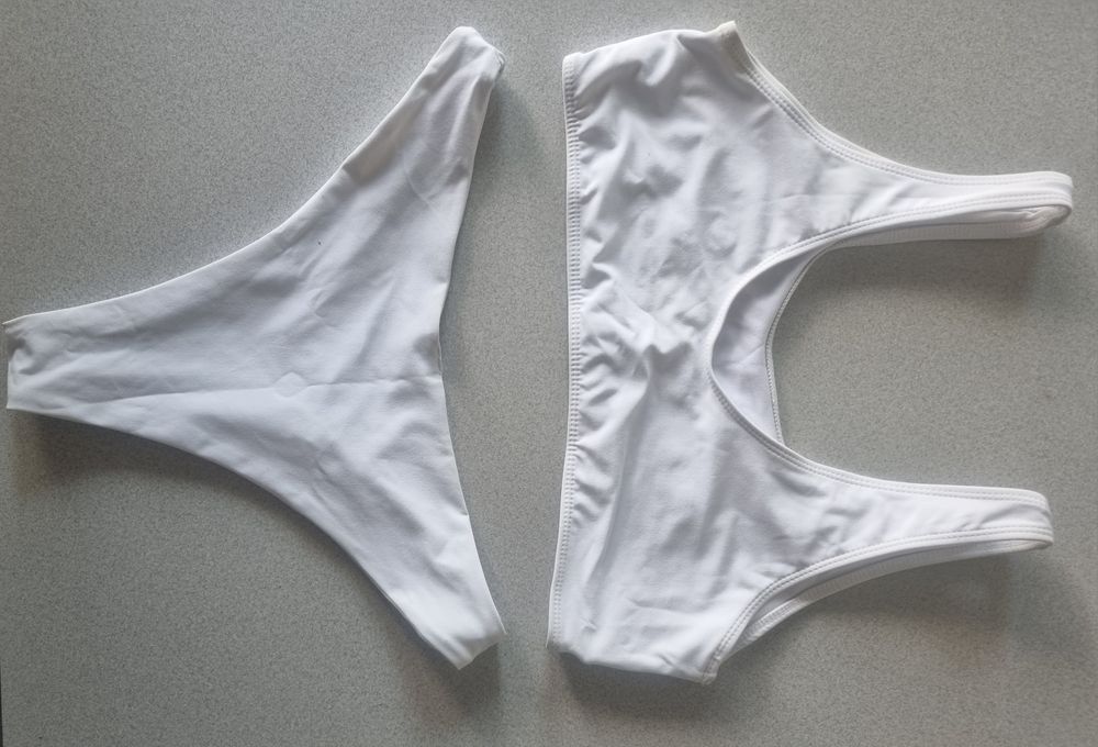 Biale bikini underboob