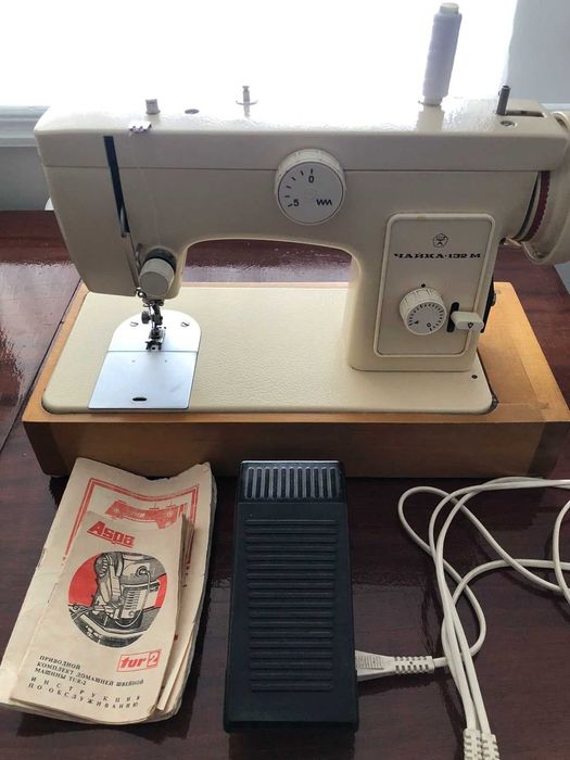 Швейная машинка Чайка времён СССР, с електропедалью