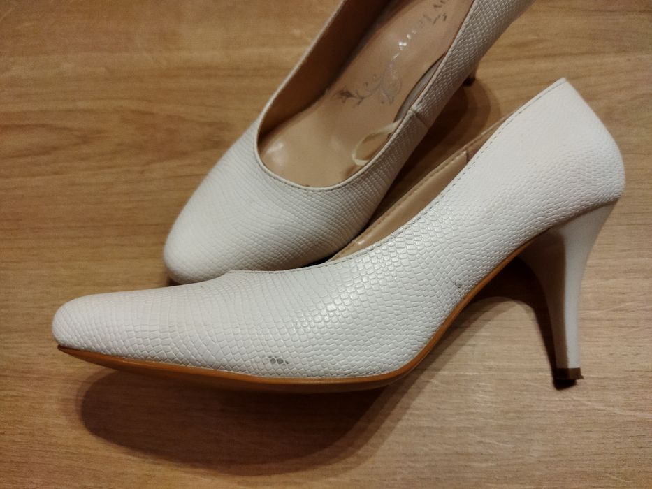 Białe szpilki r 37