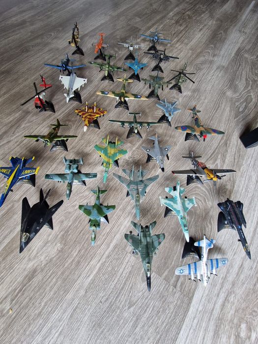 Coleção 30  aviões miniaturas escala real 1/100