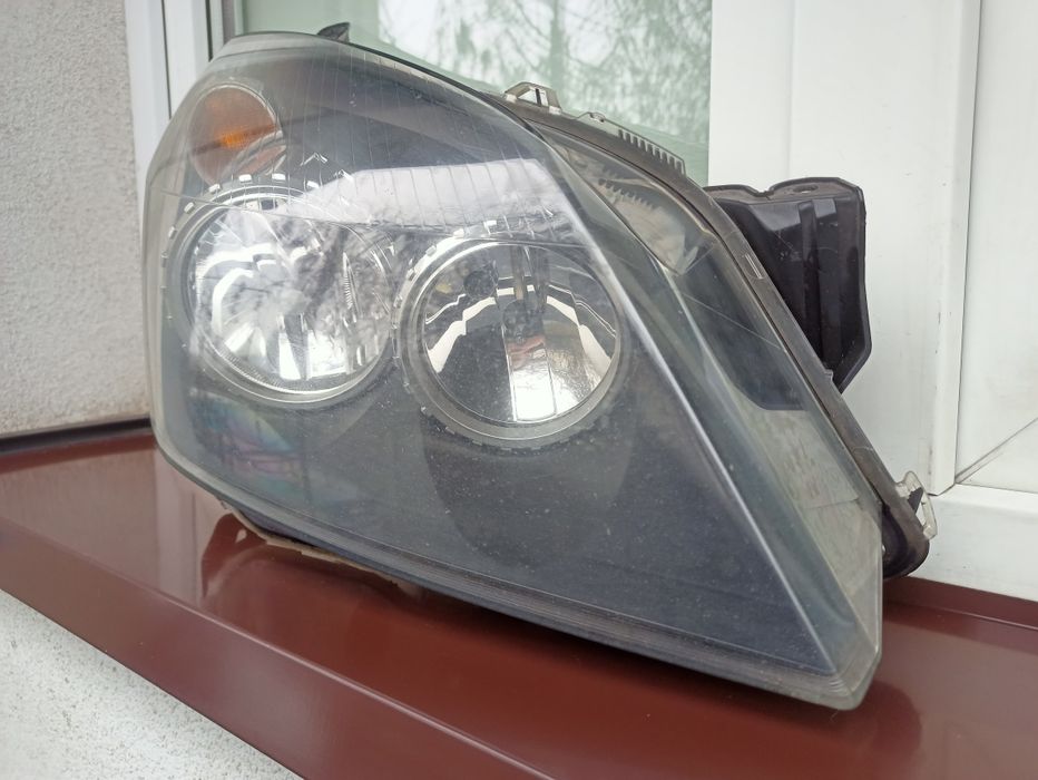 Opel Astra H lampa przednia prawa reflektor przód pasażera