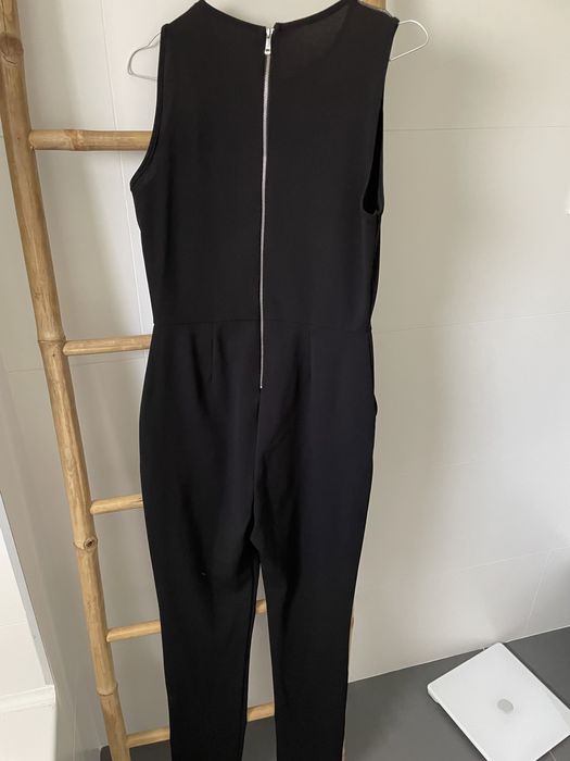 Macacão preto com efeito no peito