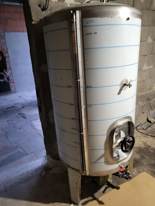 Prensa de uvas, cubas inox e esmagador elétrico