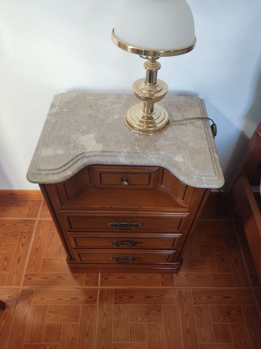 Cama de casal com mesas de cabeceira e móvel com espelho