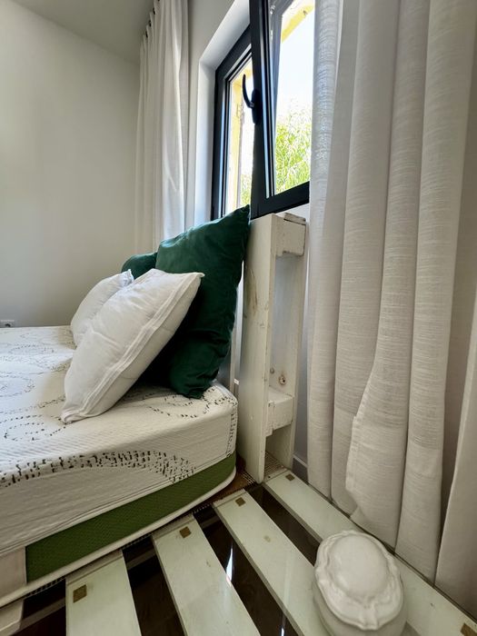 Cama e colchão de casal