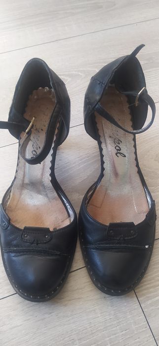 Buty damskie zapinane na pasek, skórzane