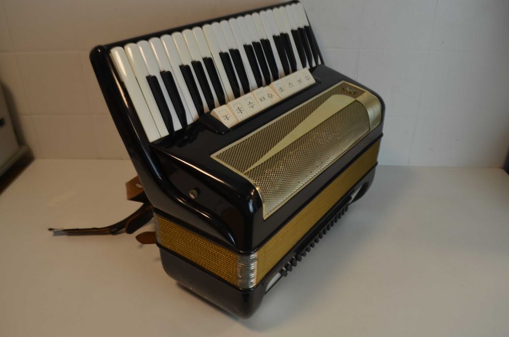 Acordeao Hohner Lucia III 3 Voz 96 Baixos, N. 85