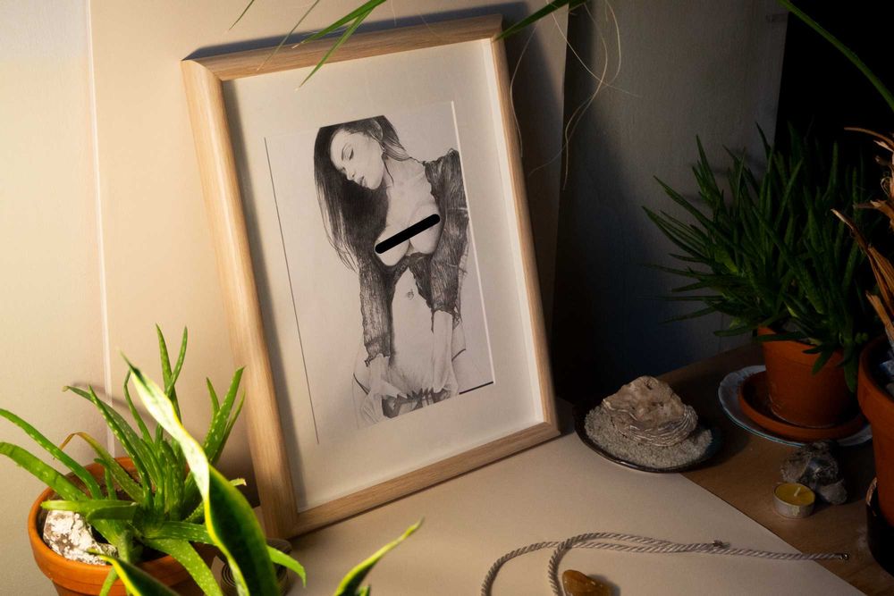 akt kobieta ołówek rysunek w ramce