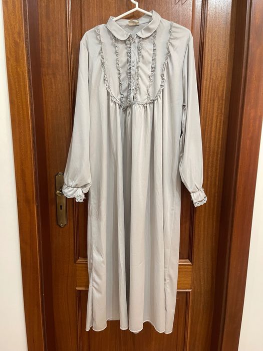 Camisa de noite em cetim cinzenta